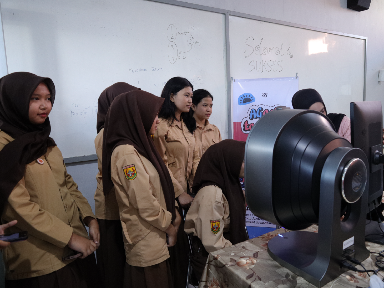 siswa dan guru smkn 11 bandung coba skin analyzer di event sekolah abby and gail